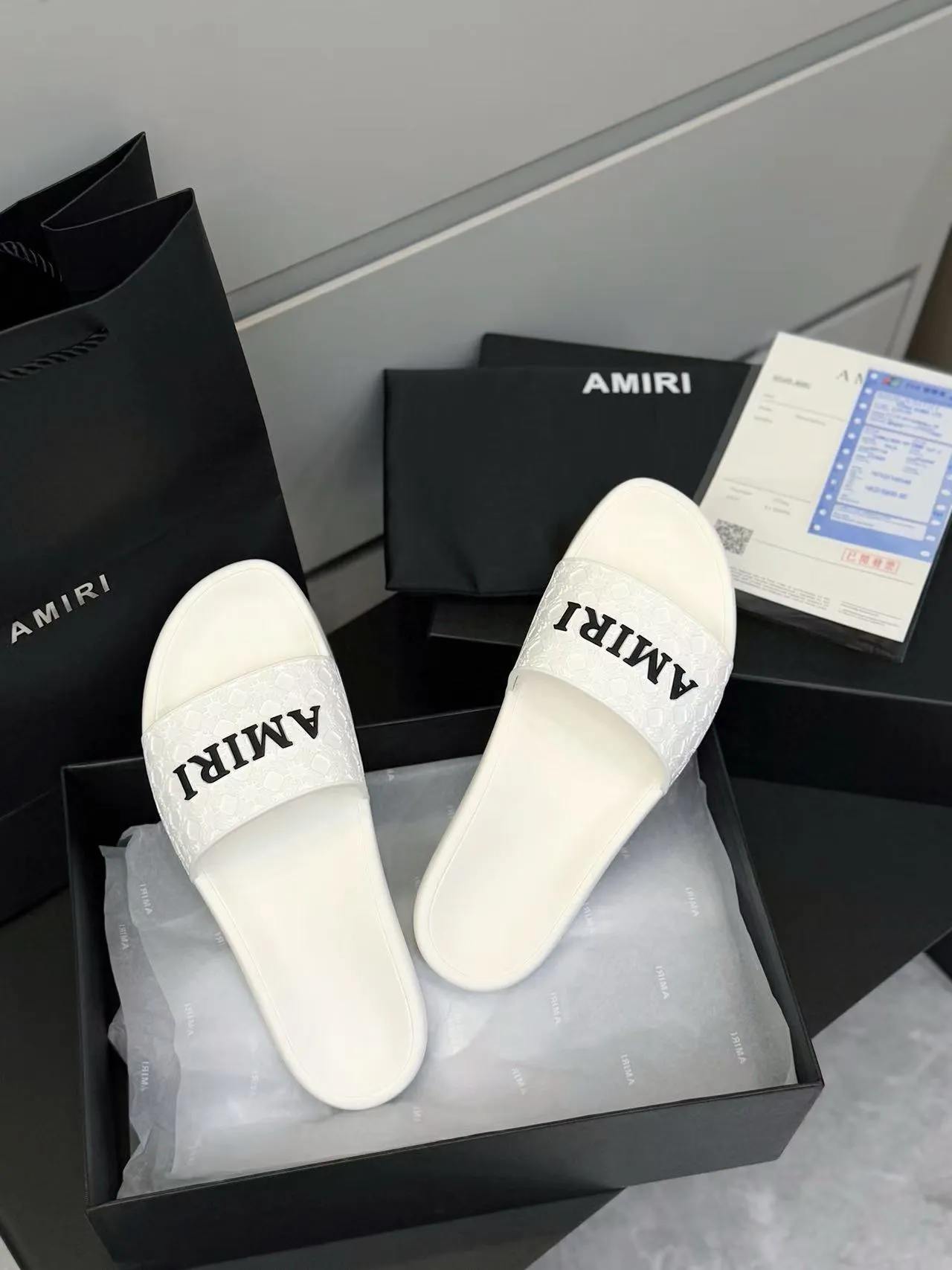 [AMIRI* Emil] P: 300💰 Size: 39-45 Official website new original 1:1 AMIRI* Emil classic men's slippers, high-end boutique, original material, TPU upper, foam bottom, fine workmanship, casual, loose and comfortable, a must-have in summer.